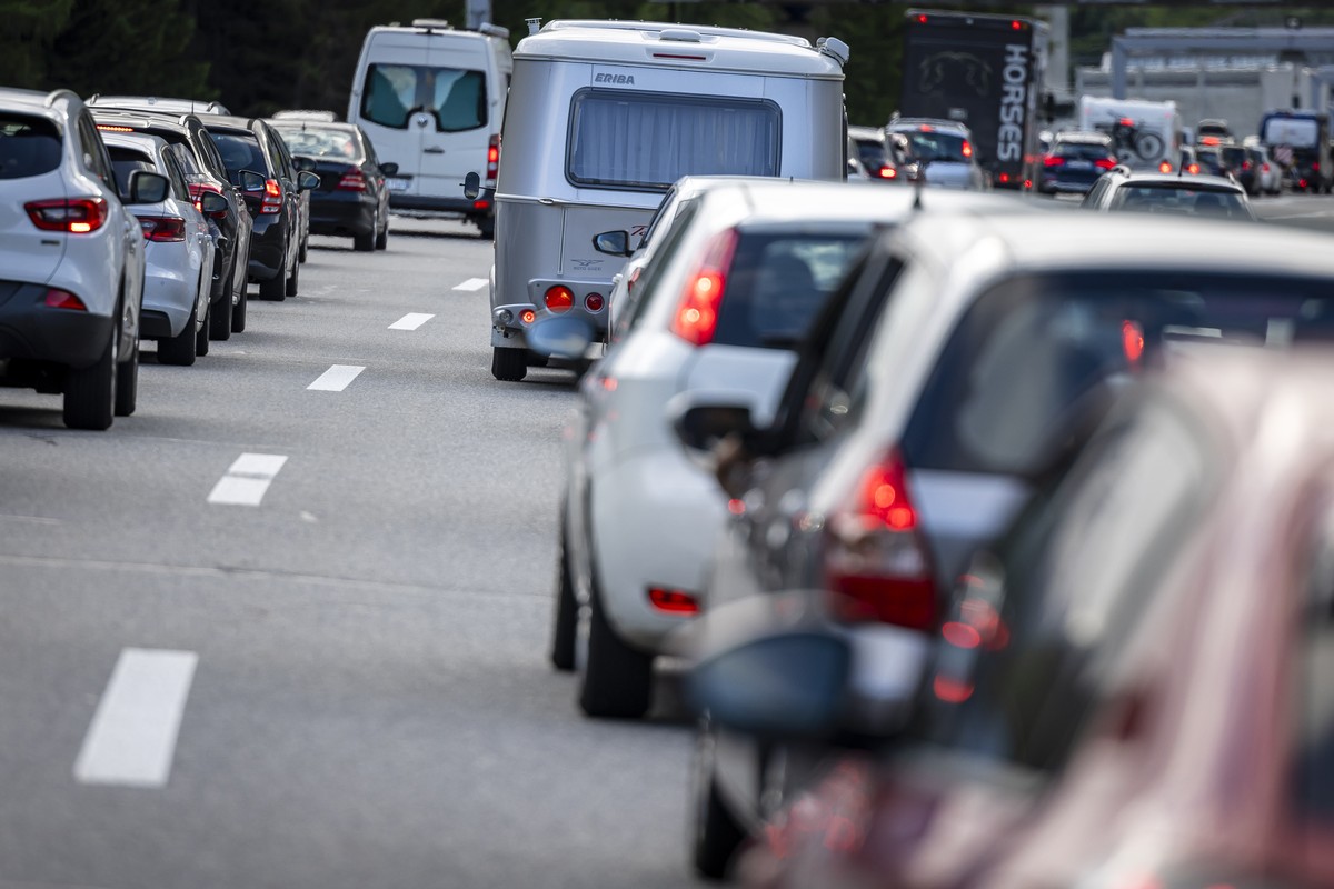Des bouchons et des accidents au Gothard et dans les Grisons