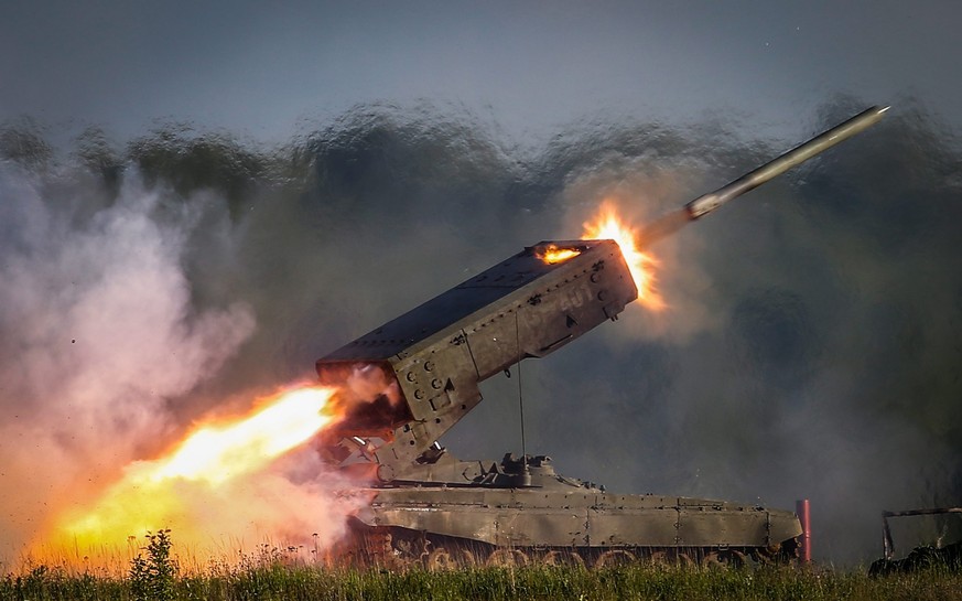 Der TOS-1A ist ein 30-flammiger Raketenwerfer, der auf dem Fahrgestell eines T-72-Panzers montiert ist.
