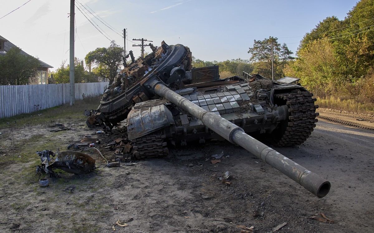 epa10229661 A destroyed tank not far from Izyum city of Kharkiv's area, Ukraine, 07 October 2022 amid Russia's military invasion. The Ukrainian army pushed Russian troops from occupied terri ...