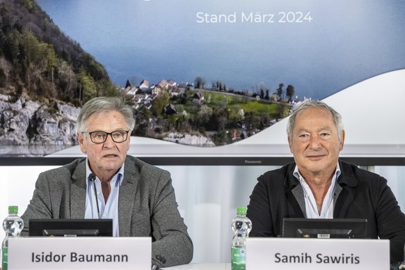 Der Initiant des Projekt Isleten, Samih Sawiris, rechts, und Gesammtprojektleiter Isidor Baumann, links, waehrend der Medienkonferenz zum neusten Stand des Resort Projekts Isleten auf der Halbinsel Is ...