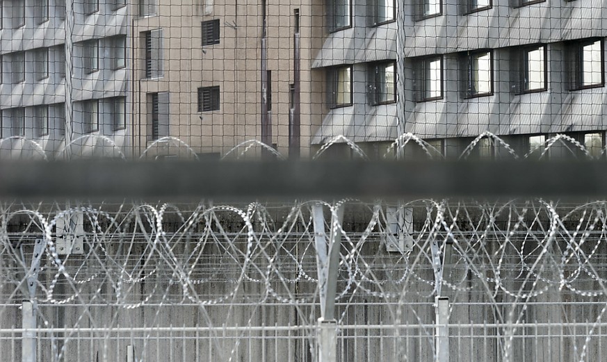 Die Häftlinge der Genfer Strafanstalt Champ-Dollon haben sich am Freitag nach dem Spaziergang geweigert, wieder in ihre Zellen zurückzukehren. Grund waren die Massnahmen gegen das Coronavirus.