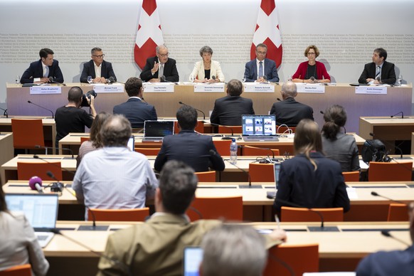 Bundesrat Guy Parmelin, dritte-links, spricht an der Seite von Bundesraetin Simonetta Sommaruga, Mitte, Stefan Brupbacher, Direktor von Swissmem, Michael Frank, Direktor des Verbands Schweizerischer E ...