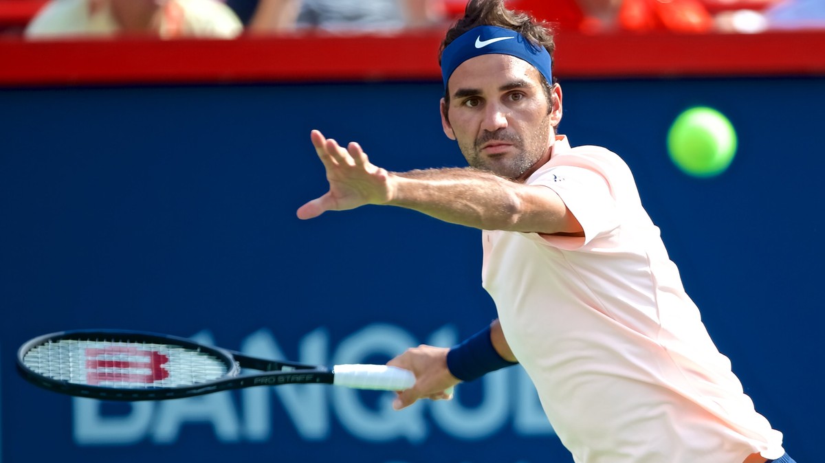 epa06143098 Roger Federer of Switzerland in action against Alexander Zverev of Germany during the ATP Rogers cup men's final in Montreal, Canada, 13 August 2017. EPA/ANDRE PICHETTE