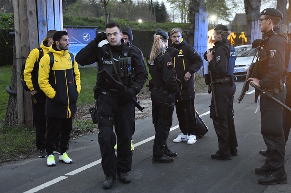 Eigentlich sollte Borussia Dortmund an diesem Abend ein Fussballspiel bestreiten, doch am 11. April 2017 explodierten kurz nach der Abfahrt des Dortmunder Mannschaftscars vom Hotel zum Stadion drei Sprengsätze.