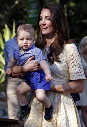 Catherine, Herzogin von Cambridge, mit ihrem Prinzen-Sohn George am 20. April im Taronga Zoo in Sydney.