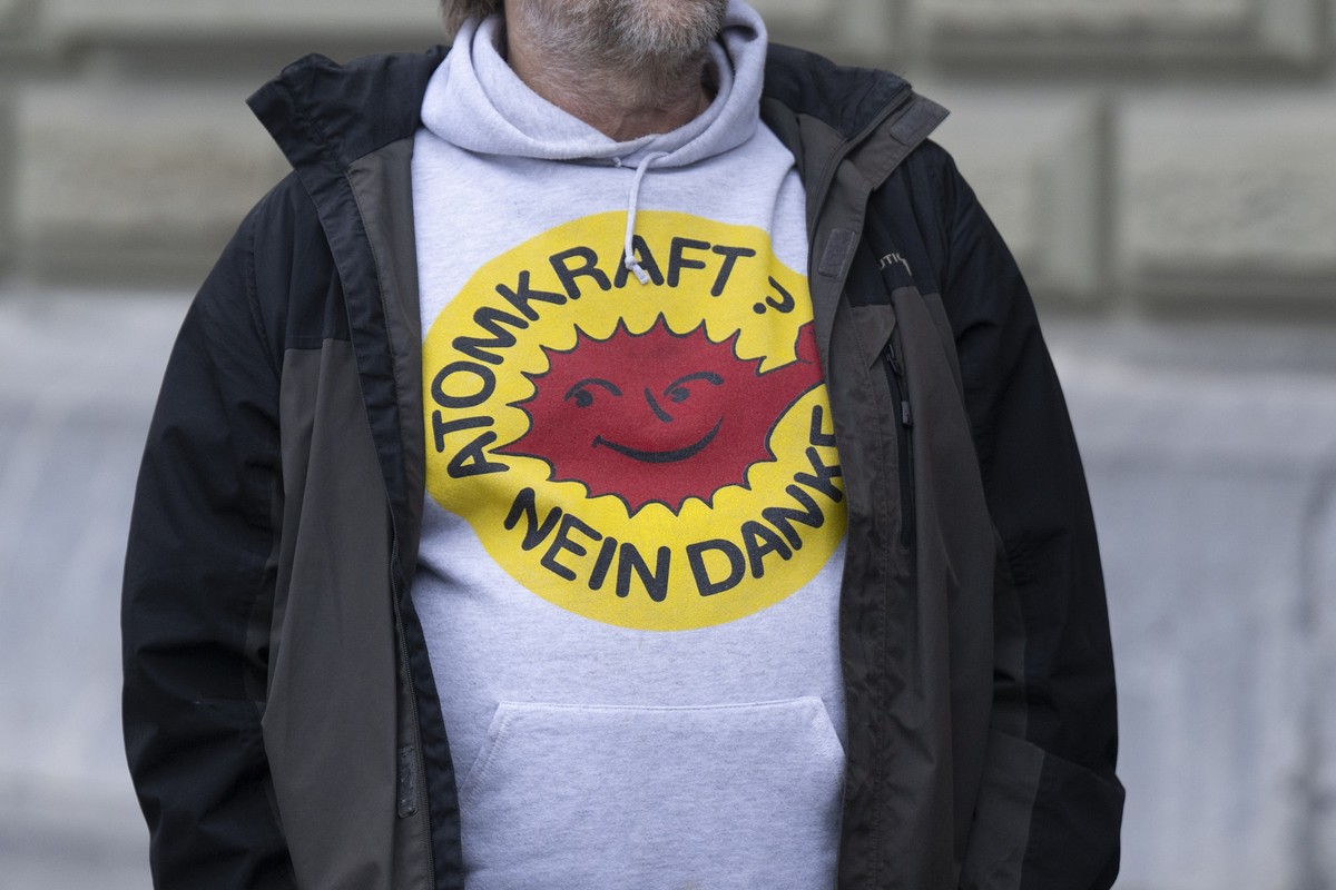 Die Allianz fuer ein Atomwa?enverbot reicht mit 135 000 Unterschriften die Atomwaffenverbots-Initiative ein, am Dienstag, 23. Dezember 2025, in Bern. (KEYSTONE/Peter Schneider)