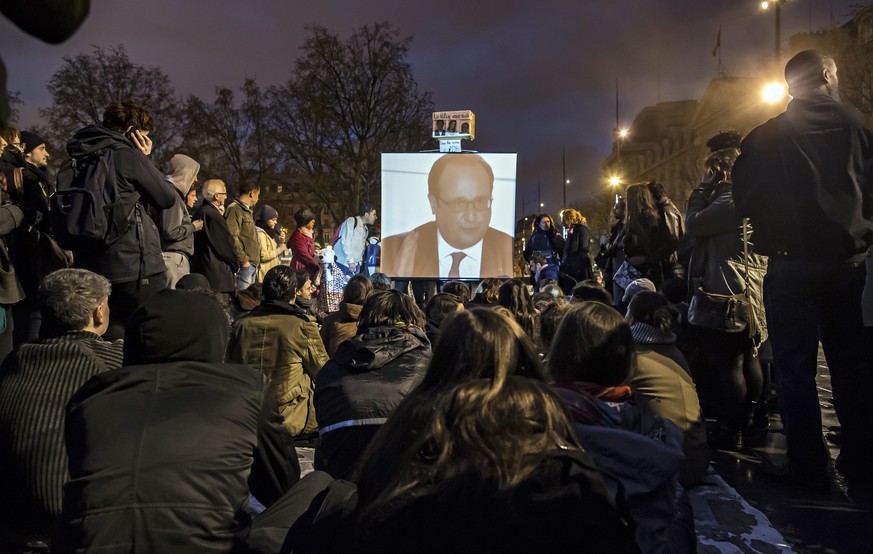 «Nuit debout» in Paris: Protestierende verfolgen Hollandes Fernsehansprache.