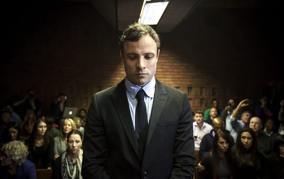 epa03830501 Murder accused Oscar Pistorius (C) appears in the Pretoria Magistrates court in Pretoria, South Africa, 19 August 2013. The trial of double-amputee Olympic sprinter Oscar Pistorius, accuse ...