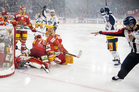 Headschiedsrichter Mark Lemelin, rechts, zeigt den ersten Treffer fuer Zug an im Eishockey Meisterschaftsspiel der National League zwischen dem EHC Biel und dem EV Zug, am Samstag, 16. November 2019,  ...