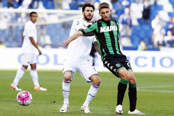 epa05269024 Sassuolo&#039;s Domenico Berardi (R) in action against Sampdoria&#039;s Roberto Soriano (C) during the Italian Serie A soccer match between US Sassuolo Calcio and UC Sampdoria in Reggio Em ...