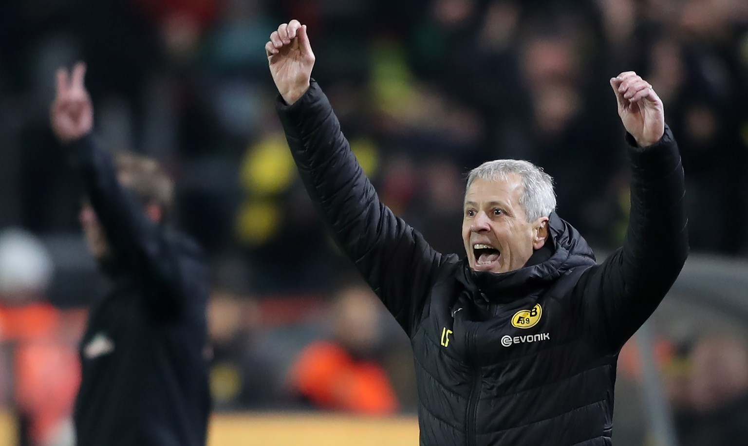 epa07234180 Dortmund&#039;s head coach Lucien Favre (R) celebrates during the German Bundesliga soccer match between Borussia Dortmund and SV Werder Bremen in Dortmund, Germany, 15 December 2018. EPA/ ...