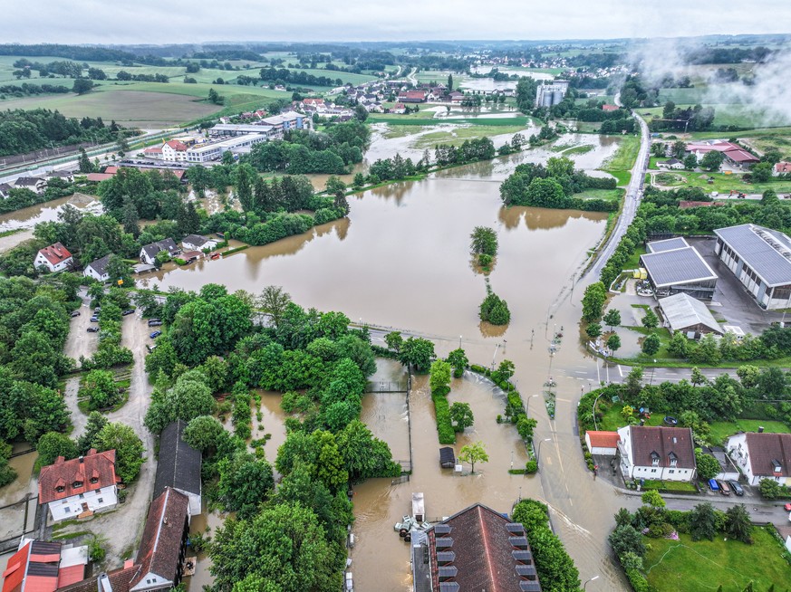 02.06.2024, Bayern, Pfaffenhofen An Der Ilm: Luftbildaufnahmen zeigen die aus den Ufern getretene Ilm. Es ist zu erwarten, dass die Pegelst