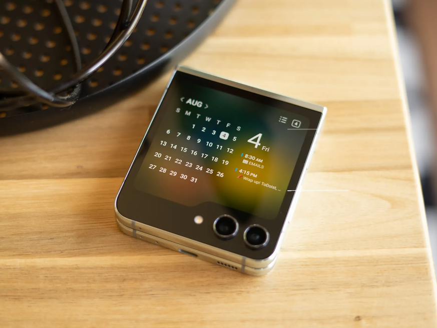 Für das Aussendisplay gibt es eine Reihe von Widgets, etwa für den Kalender.