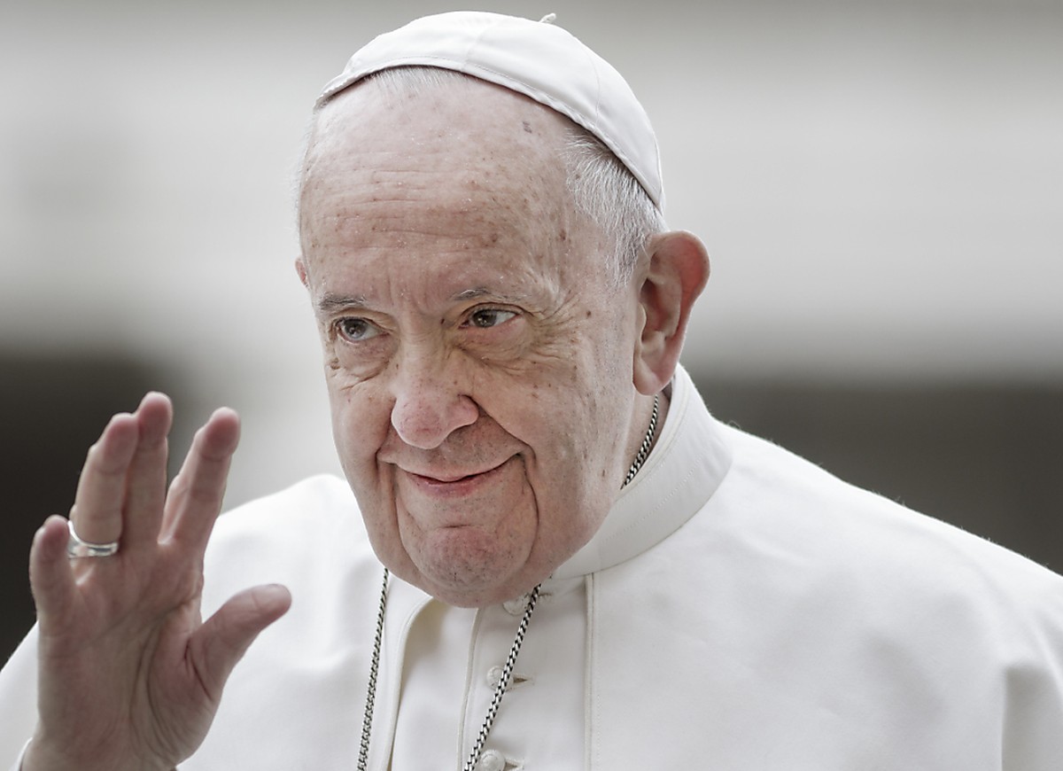 ARCHIV - Papst Franziskus begrüßt die Gläubigen, als er zur wöchentlichen Generalaudienz auf dem Petersplatz ankommt. Foto: Giuseppe Ciccia/SOPA Images via ZUMA Wire/dpa