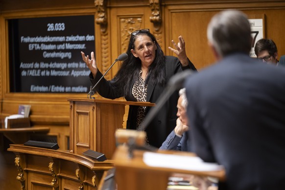 Nationalraetin Jacqueline Badran, SP-ZH, stellt eine Frage zu Nationalrat Gerhard Pfister, Mitte-ZG, waehrend der Debatte "26.033 BRG. Freihandelsabkommen zwischen den EFTA-Staaten und Mercosur.  ...