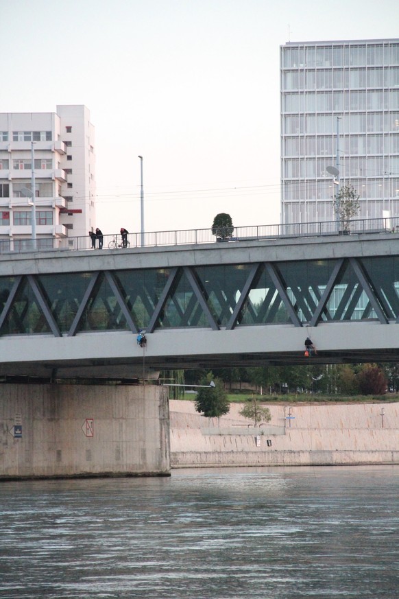Klimaaktivistinnen und -aktivisten haben am 11. August 2023 versucht den Schiffsverkehr bei der Dreirosenbrücke in Basel zu blockieren.