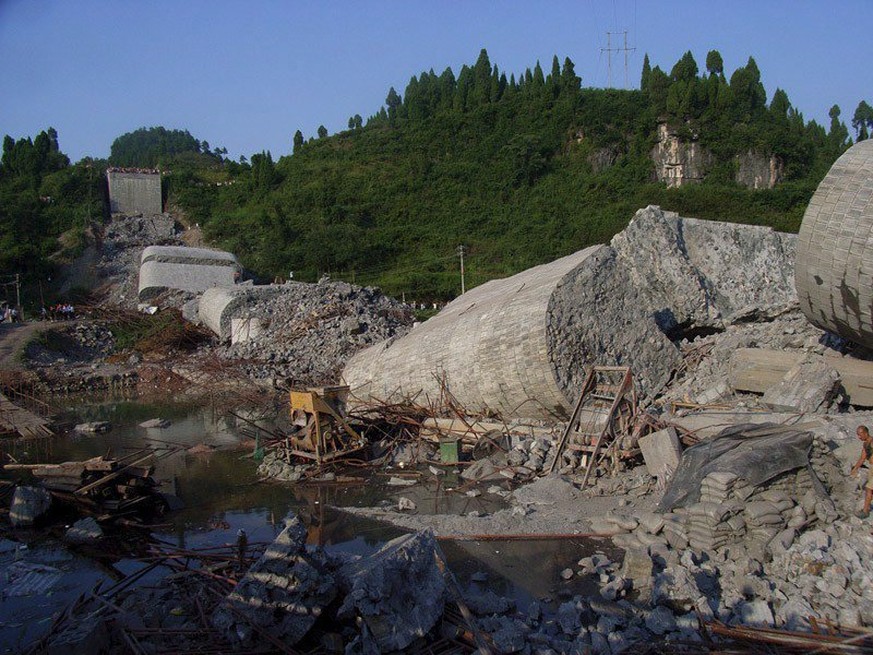 epa01090380 A view of the collapsed bridge in Fenghuang County, in China&#039;s southern Hunan Province, 13 August 2007. The bridge under construction collapsed 13 August leaving 14 dead and 22 injure ...