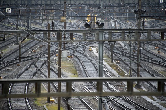 ZUM AUSBAUSCHRITT BAHNINFRASTRUKTUR 2030/2035 DES BUNDESRATES, AM FREITAG, 29. SEPTEMBER 2017, ERHALTEN SIE FOLGENDE ARCHIVBILDER ---- Schienen vor der Einfahrt zum Bahnhof SBB in Basel am Montag, 13. ...