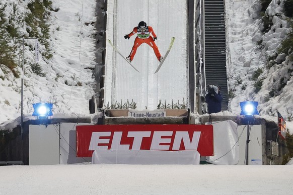 epa09704838 Gregor Deschwanden of Switzerland in action during the men's single competition at the FIS Ski Jumping World Cup in Titisee-Neustadt, Germany, 23 January 2022.  EPA/RONALD WITTEK