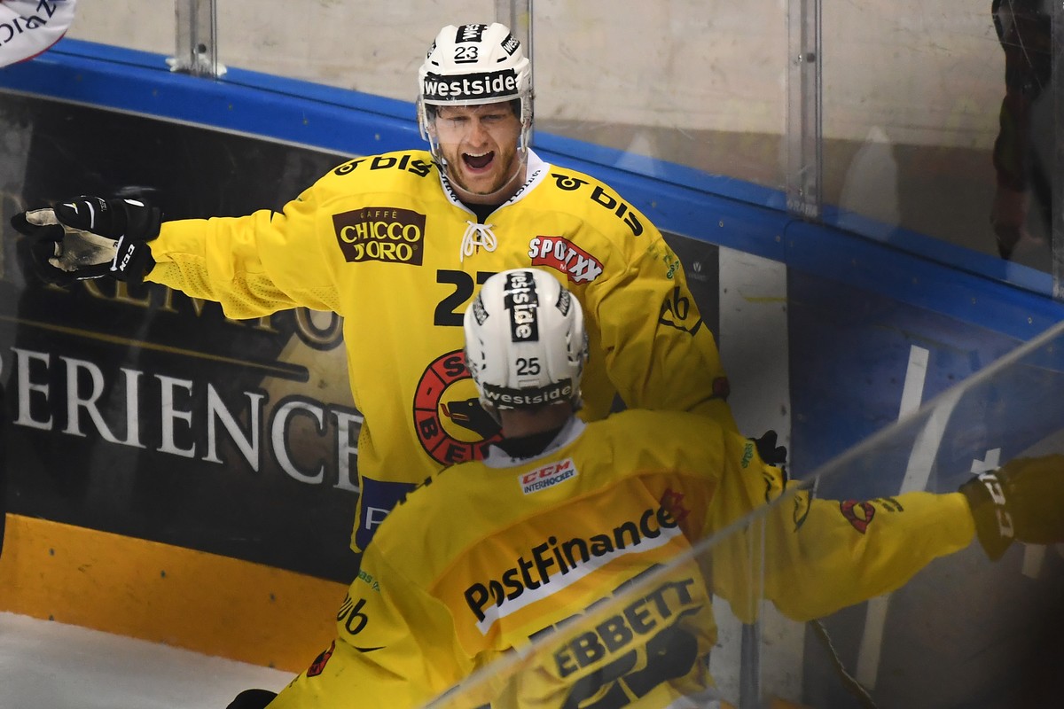 Bern's player Simon Bodenmann celebrates the 0-2 goal during the second Playoff semifinal game of National League A (NLA) Swiss Championship between Switzerland's HC Lugano and SC Bern, at t ...