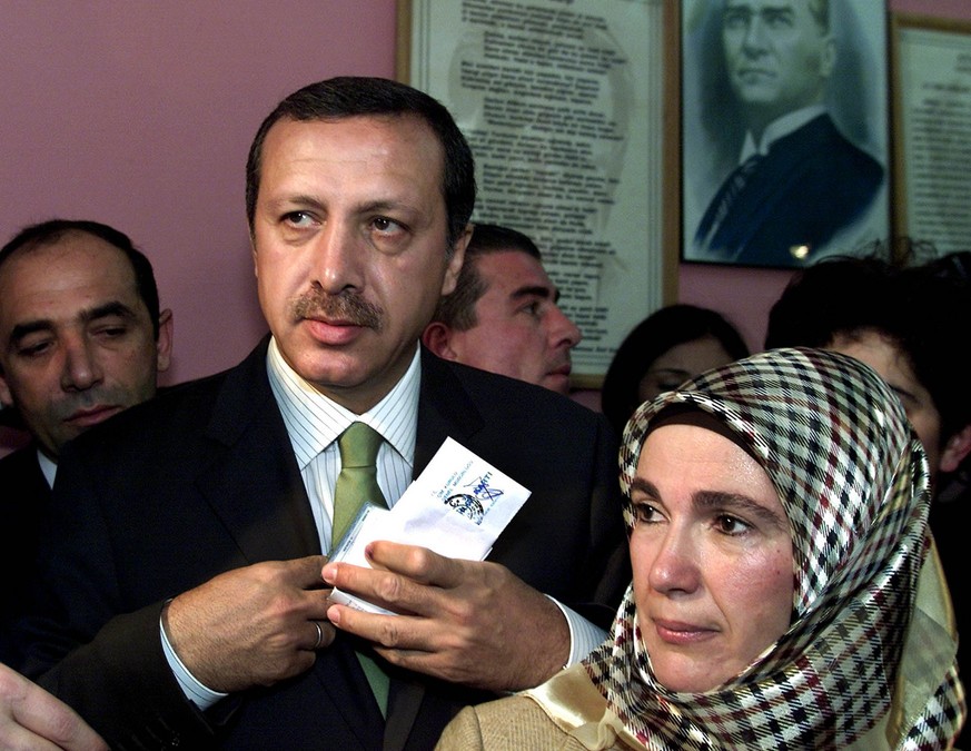 KER05 - 20021103 - ISTANBUL, TURKEY: Pro-islamist Justice and Development Party (AKP) leader Recep Tayyip Erdogan (L) and his wife Emine Erdogan (R) after casting their votes during the early general  ...