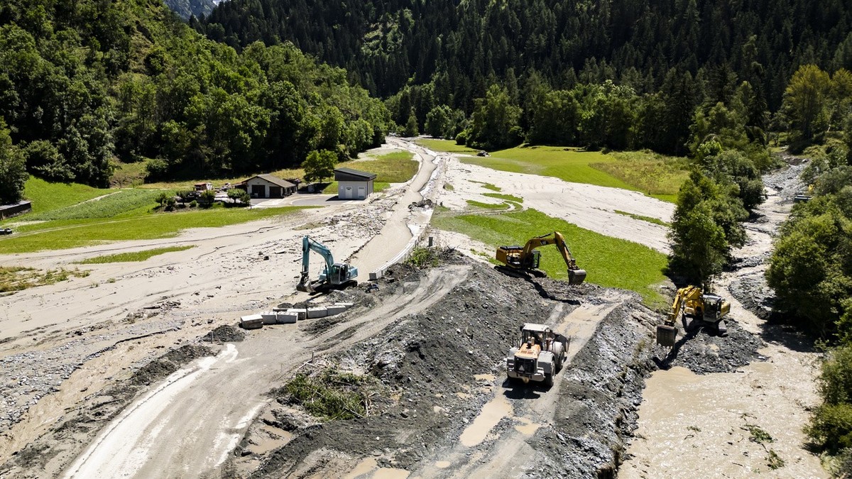 Une vue aerienne montre des ouvriers avec des pelleteuses travaillant sur la coulee de lave torrentielle provenant du torrent du Fregnoley a cote de la riviere la Dranse de Bagnes le jeudi 4 juillet 2 ...