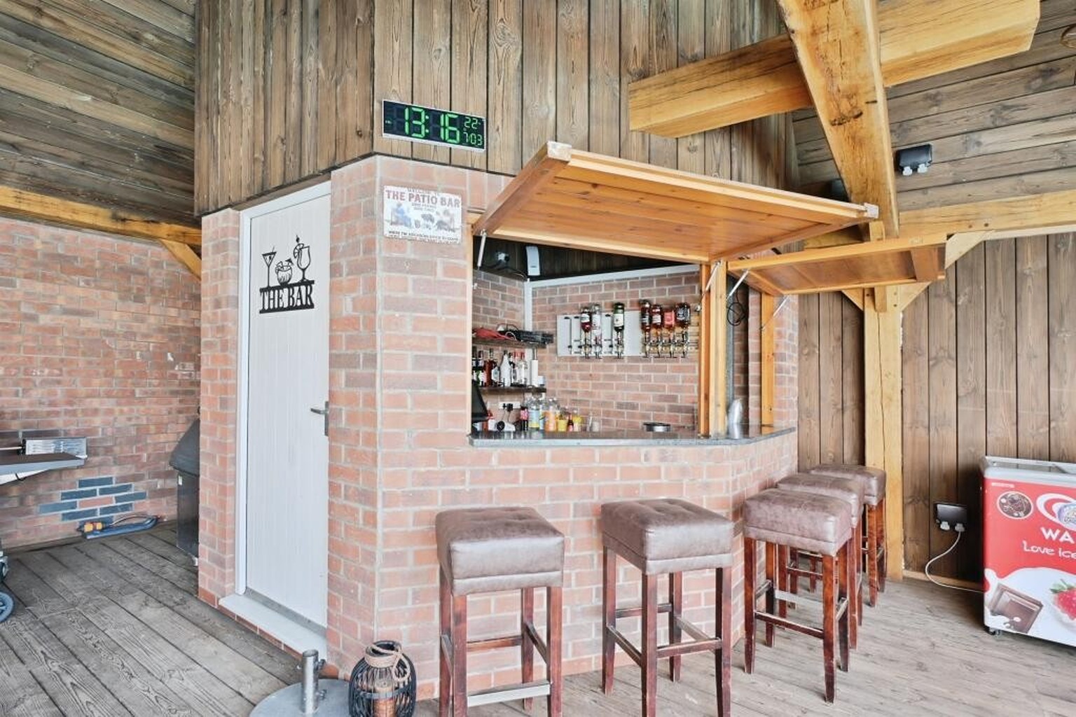 «Einzigartiges, frei stehendes Cottage mit drei Schlafzimmern, gewerblichen Nebengebäuden, Büroräumen, Garagen und vielseitigen Einrichtungen für Freizeit und Unterhaltung. Das Anwesen befindet sich h ...
