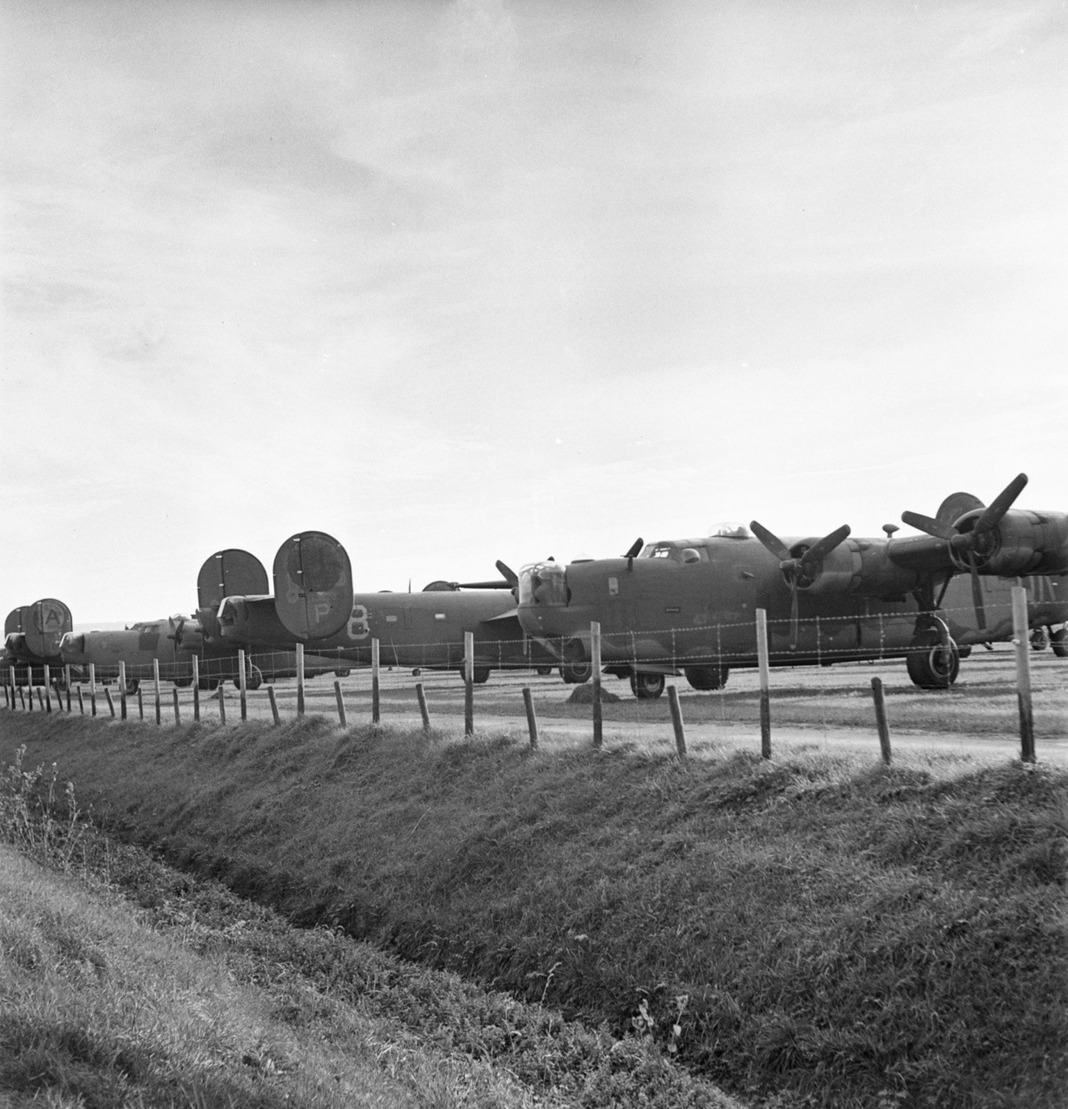 Internierte Bomber der US- Luftwaffe auf dem Flugplatz Duebendorf im Jahr 1944. Waehrend dem Zweiten Weltkrieg mussten rund 200 fremde Militaerflugzeuge in der Schweiz landen, stuerzten ab oder wurden ...