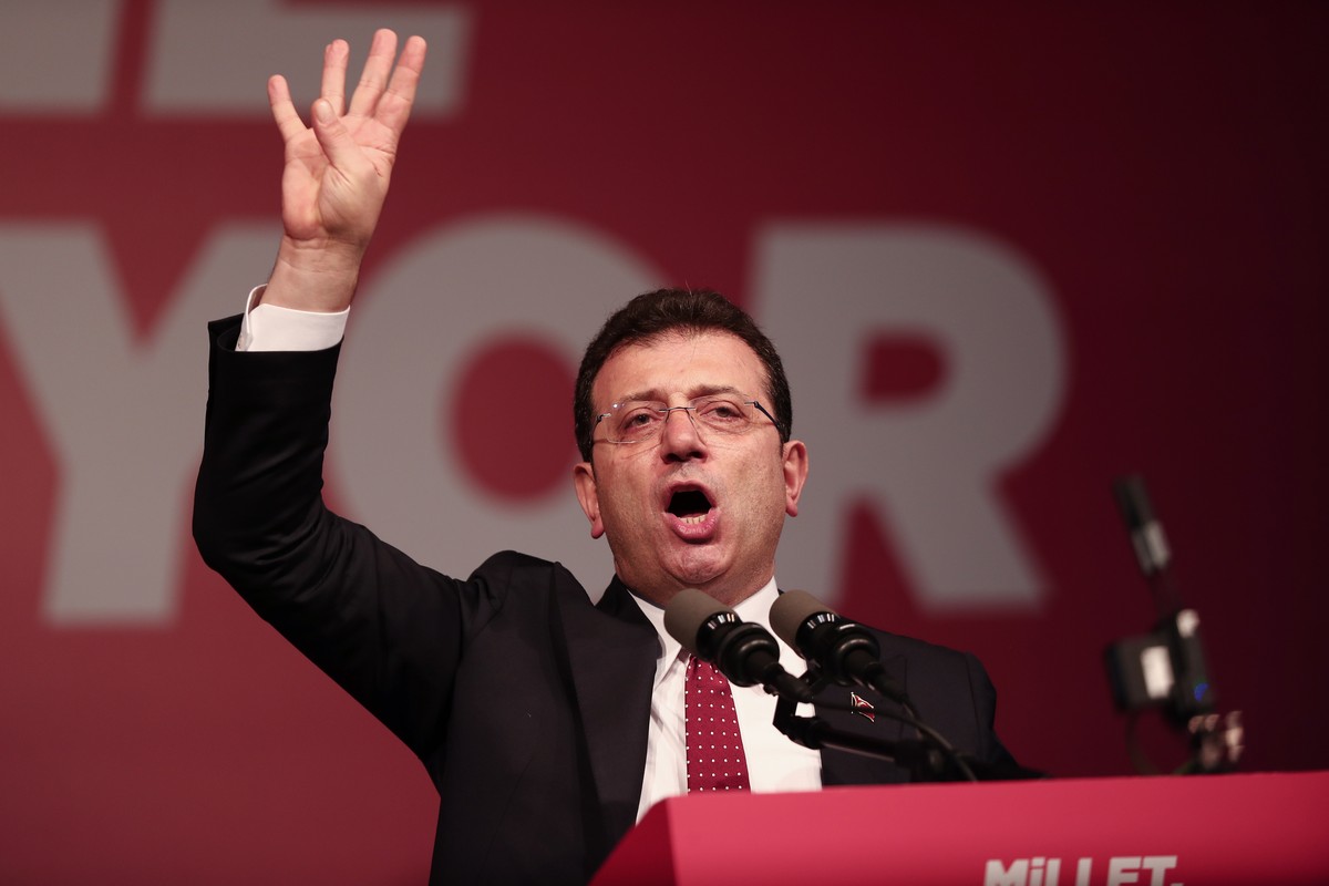 epa10367497 Istanbul's Mayor Ekrem Imamoglu speaks during a rally in front of the Istanbul Municipality, in Istanbul, Turkey, 15 December 2022. Istanbul's Mayor Ekrem Imamoglu, a member of t ...