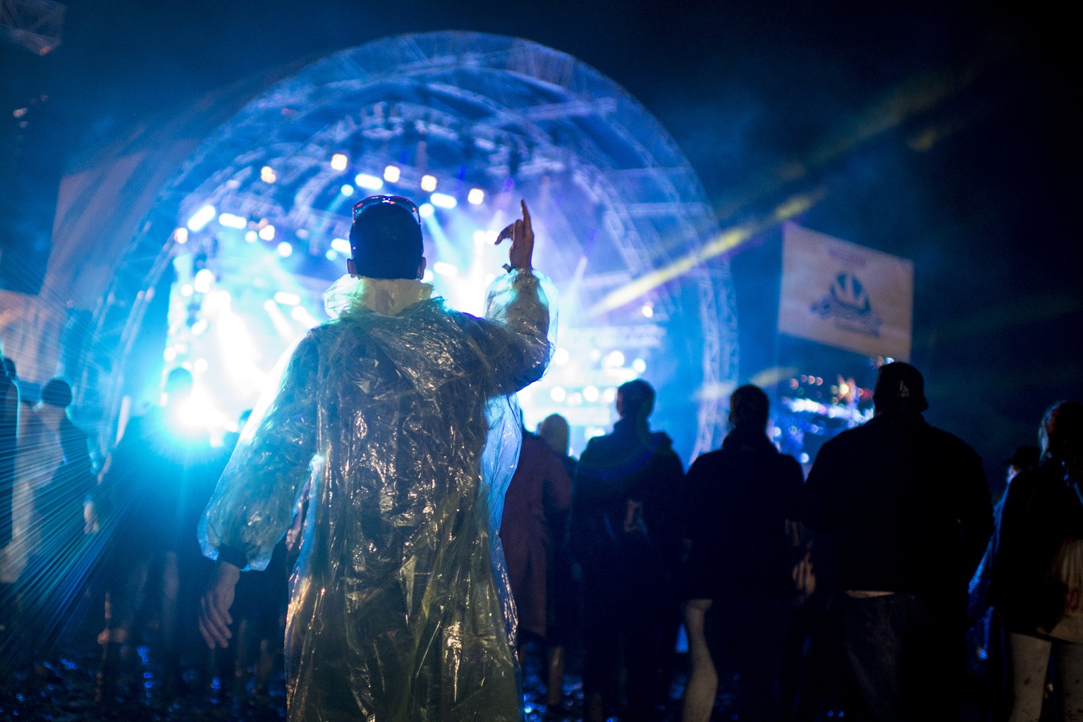 Festivalgänger bei einem Konzert am Festival in Frauenfeld. Festivals gehören zu den wenigen Orten, an denen Tabakwerbung im Umfeld von jungen Menschen noch erlaubt ist.