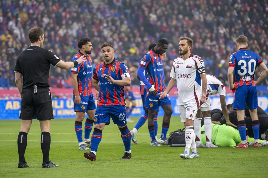 Schiedsrichter Lukas Faehndrich diskutiert mit den Captains Xherdan Shaqiri (FCB) und Timothe Cognat (SFC), von links, im Fussball Meisterschaftsspiel der Championship Group der Swiss Super League zwi ...