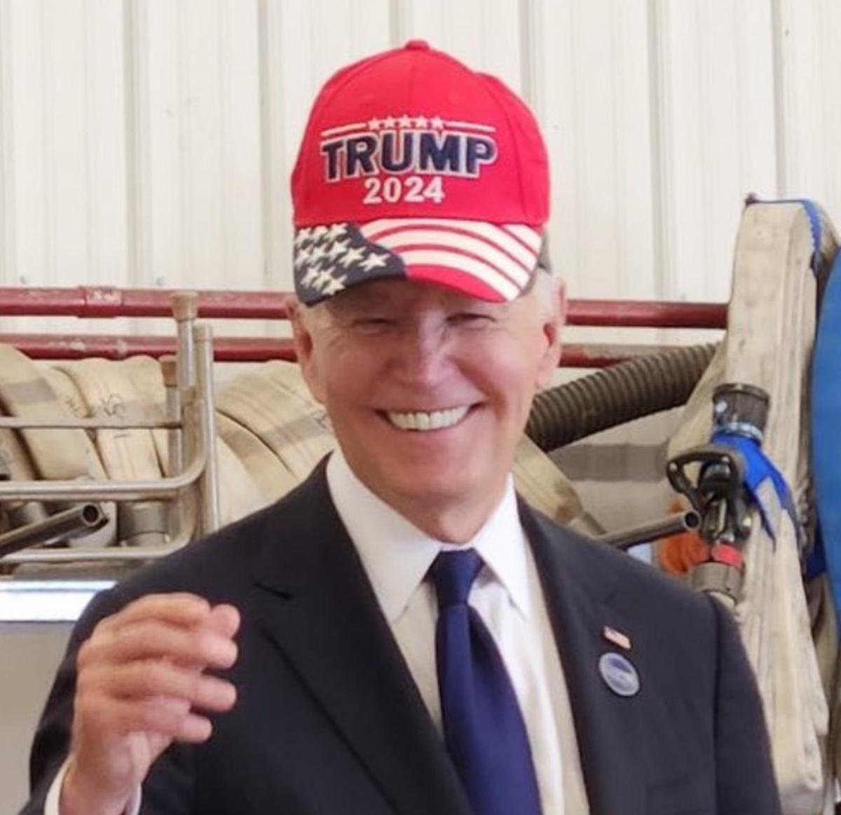 Biden mit maga cap