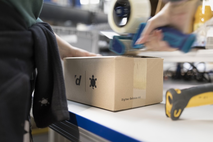 --- ZU DIGITEC GALAXUS AG STELLEN WIR IHNEN HEUTE DONNERSTAG, 1. FEBRUAR 2018, FOLGENDES NEUES BILDMATERIAL ZUR VERFUEGUNG --- Employees pack separately ordered items ready for dispatch at the central ...