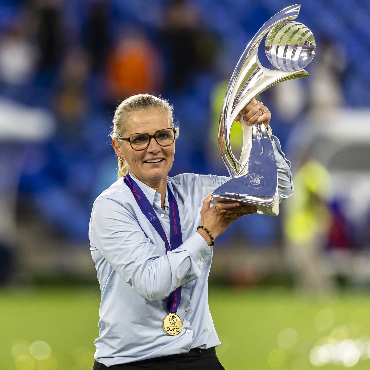 epa12266666 England's head coach Sarina Wiegman poses with the trophy after winning the UEFA Women's EURO 2025 final soccer match between England and Spain, in Basel, Switzerland, 27 July 20 ...