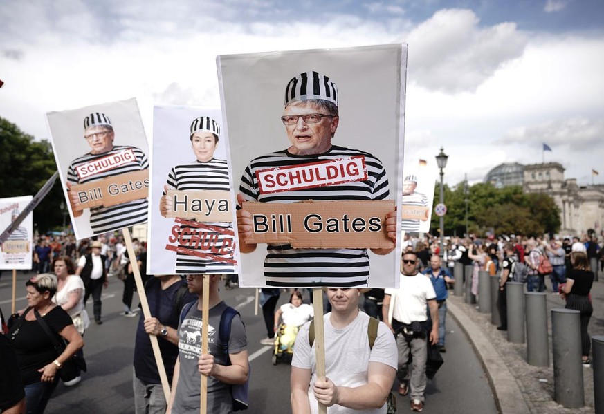 29.08.2020, Berlin: Teilnehmer einer Demonstration gegen die Corona-Ma