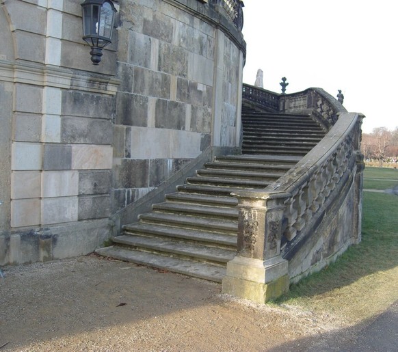 Schloss Moritzburg hier verliert Aschenbrödel ihren Schuh. https://no.wikipedia.org/wiki/Tre_n%C3%B8tter_til_Askepott_(1973)#/media/Fil:Treppe_Aschenputtel.jpg