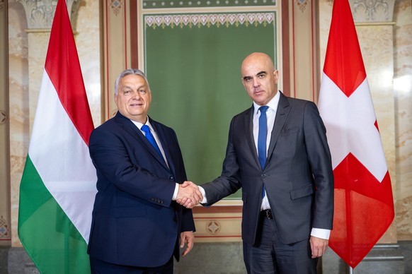 epa10987679 De Zwitserse president Alain Berset (rechts) verwelkomt de Hongaarse premier Viktor Orban (links) tijdens een werkbezoek in Bern, Zwitserland, op 21 november 2023. EPA/MARCEL BIERI