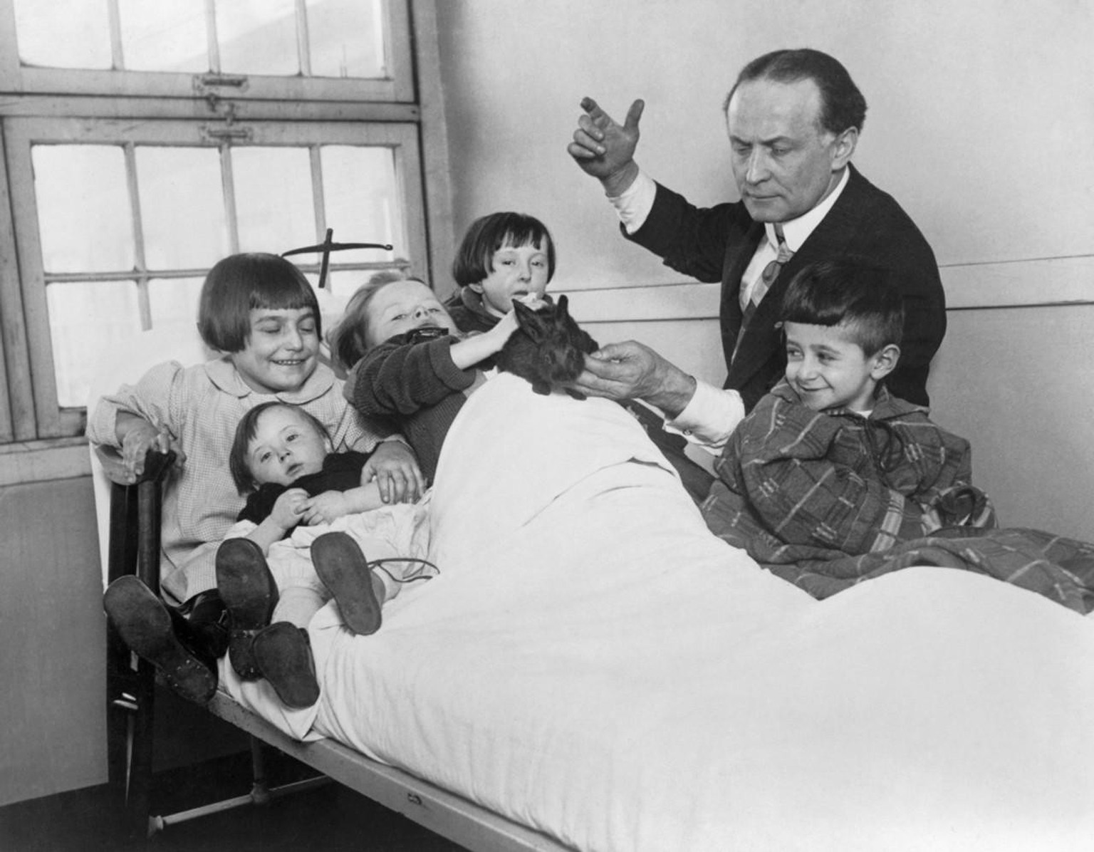 Houdini entertaining hospitalized children in 1925