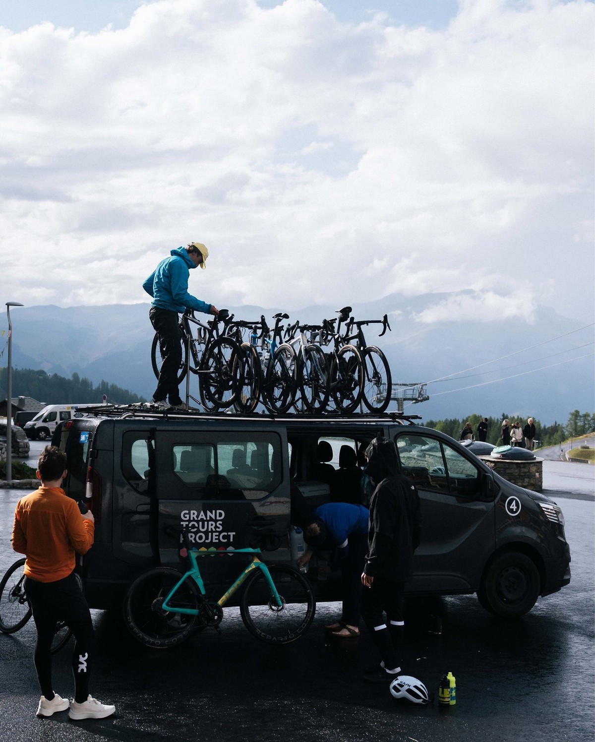Un van pour six clients et deux accompagnateurs.