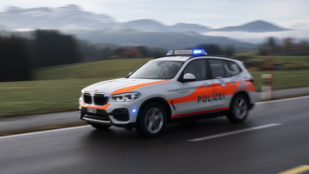 [Editor's note: gestellte Szene] Ein Patrouillenfahrzeug der Kantonspolizei Appenzell Ausserrhoden mit Blaulicht, aufgenommen am Donnerstag, 18. November 2021, in Teufen. (KEYSTONE/Gian Ehrenzell ...