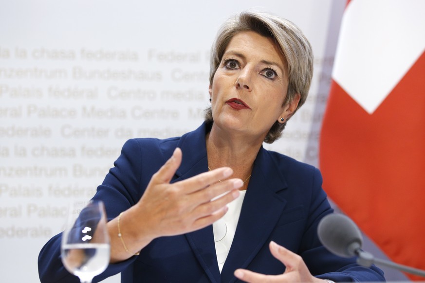 Bundesraetin Karin Keller-Sutter spricht waehrend einer Medienkonferenz des Bundesrates ueber die Situation des Coronavirus, am Mittwoch, 29. April 2020 in Bern. (KEYSTONE/Peter Klaunzer)