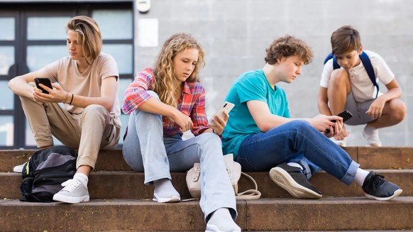 Teenager mit Smartphone (Symbolbild)