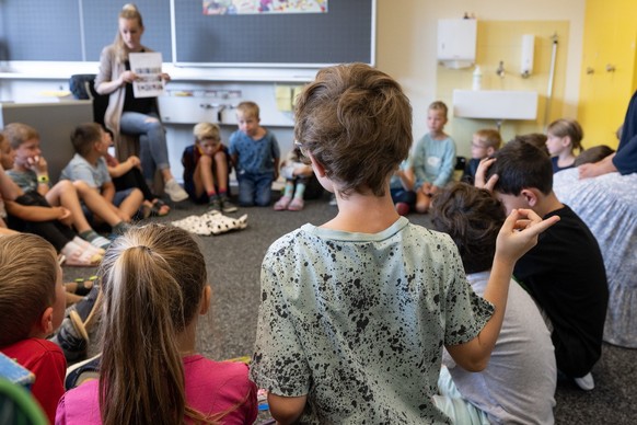 Kinder der 1. und 2. Klasse sitzen im Schulunterricht, am Montag, 15. August 2022, an der Primarschule in Lauperswil im Emmental. Wie in der ganzen Schweiz herrscht auch im Kanton Bern ein Mangel an L ...