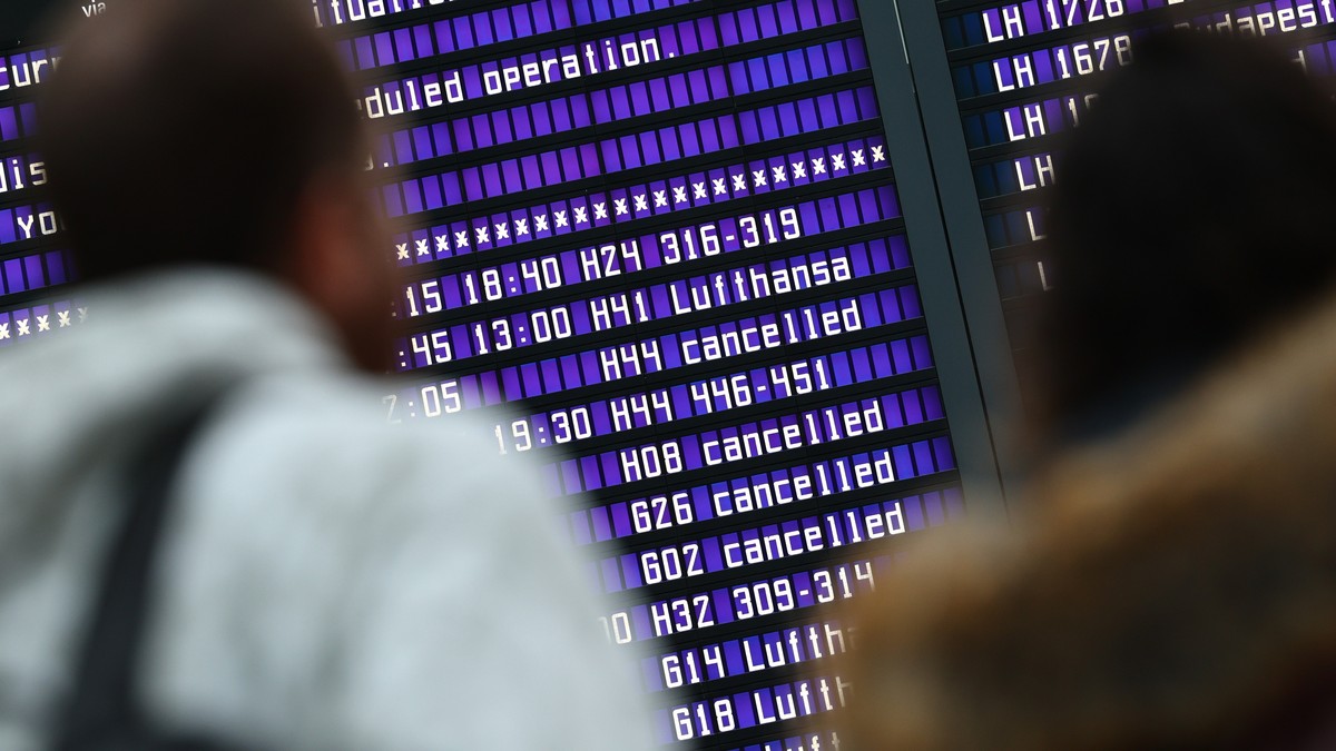2,900 Swiss passengers affected by strike at German airports Swiss climate activists want to continue taking to the streets