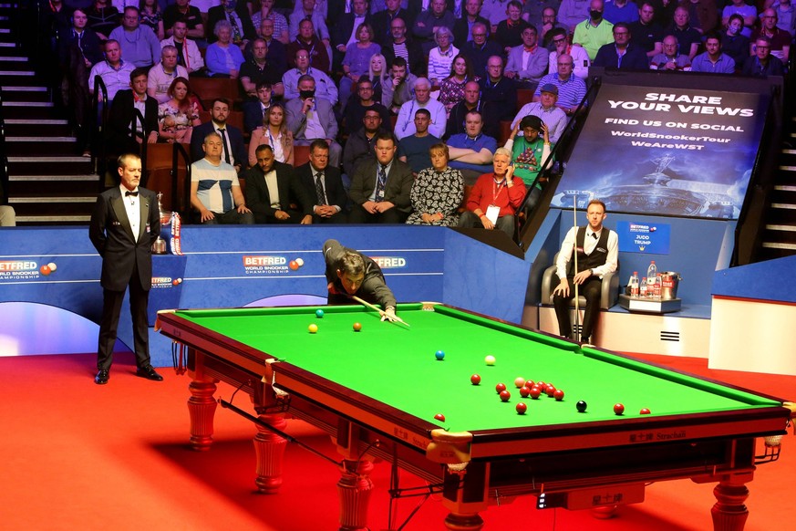 May 2nd 2022: Crucible Theatre, Sheffield Yorkshire, England Betfred World Championship, WM, Weltmeisterschaft Snooker Final, Ronnie O Sullivan versus Judd Trump: Ronnie O Sullivan in play versus Judd ...