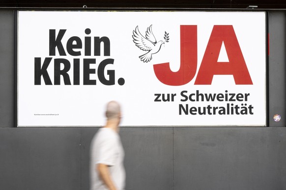 Ein Abstimmungsplakat vom Komitee "Wahrung der Schweizer Neutralitaet" mit dem Slogan "Kein Krieg. Ja zur Schweizer Neutralitaet" wirbt fuer ein Ja zur "Wahrung der schweizeri ...