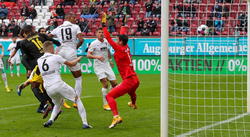 BVB-Torhüter Bürki ist beim Augsburger 1:0 durch Uduokhai machtlos.
