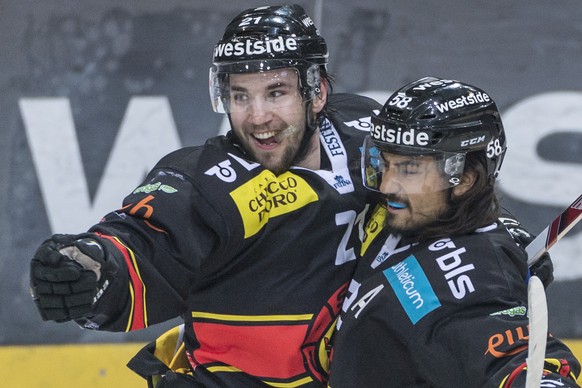 Die Berner Simon Moser, links, und Eric Blum jubeln nach dem Ausgleich, im 4. Eishockey Playoff-Finalspiel der National League A zwischen dem SC Bern und dem HC Lugano, am Samstag, 9. April 2016, in d ...