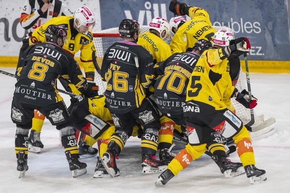 Grosses Gedraenge vor dem Berner Tor im Qualifikationsspiel der Eishockey National League zwischen dem HC Ajoie und dem SC Bern in der Raiffeisen Arena in Porrentruy, am Freitag, 21. Februar 2025. (KE ...