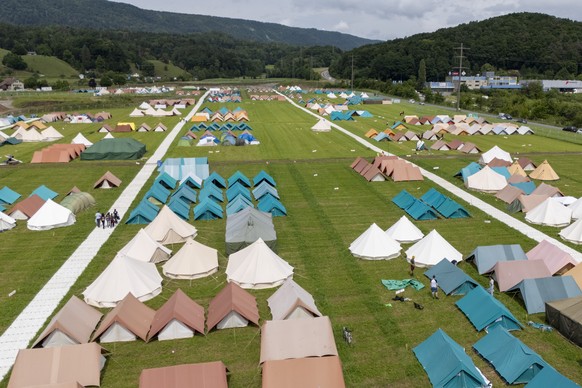Ein Blick ueber die Zeltstadt bei den letzten Vorbereitungen fuer das Jublasurium, das nationale Pfingstlager von Jungwacht Blauring Schweiz in Wettingen, am Donnerstag, 5. Juni 2025. Das Jublasurium  ...